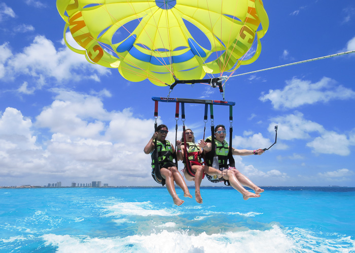 parasailing adventure in cancun